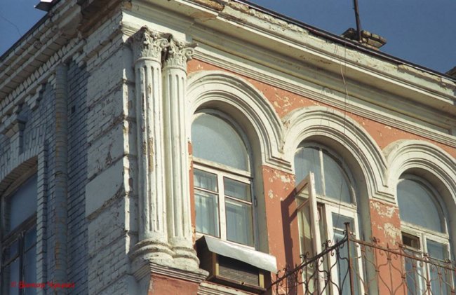 Луцький фотограф закликав зберегти унікальний будинок у центрі міста