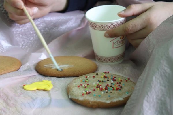 У Луцьку онкохворі діти розмальовували печиво.  ФОТО