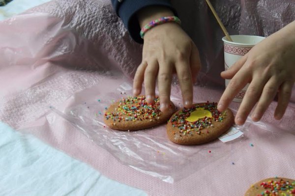 У Луцьку онкохворі діти розмальовували печиво.  ФОТО