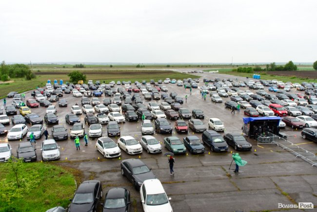 Сотні машин, несподіванки від Novellina і неймовірні емоції: автоконцерт БЕZ ОБМЕЖЕНЬ відгримів під Луцьком. ФОТОРЕПОРТАЖ