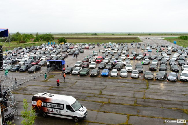 Сотні машин, несподіванки від Novellina і неймовірні емоції: автоконцерт БЕZ ОБМЕЖЕНЬ відгримів під Луцьком. ФОТОРЕПОРТАЖ