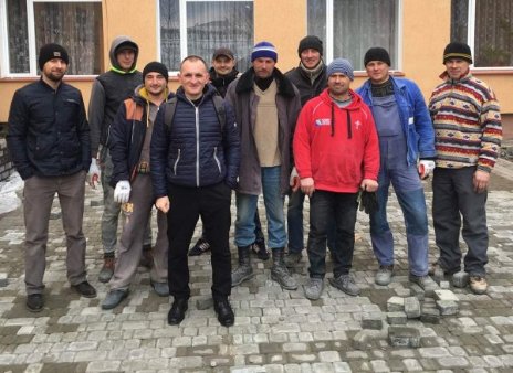 Роман Войчик (волонтер з Каменя-Каширського), Мовчан Віктор (координатор благодійного проекту), Володимир і Андрій Оліщуки, бригада волонтерів, що здійнювала монтаж бруківки