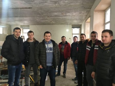 З миру по нитці: у Ковелі небайдужі організували будівництво літнього майданчика для дітей-сиріт. ФОТО