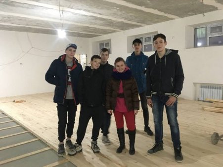 З миру по нитці: у Ковелі небайдужі організували будівництво літнього майданчика для дітей-сиріт. ФОТО