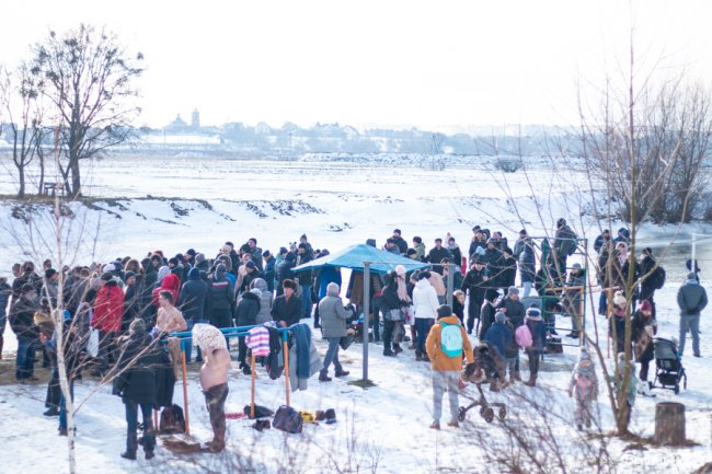 Як лучани пірнали в крижану купіль Стиру. ФОТО. ВІДЕО