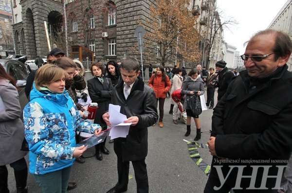 Переселенці влаштували «гру» під Адміністрацією Президента. ФОТО