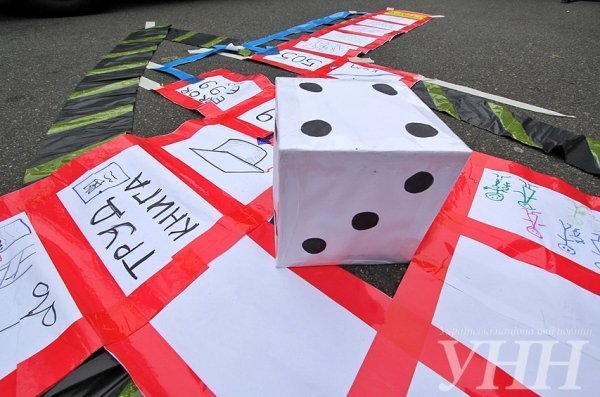 Переселенці влаштували «гру» під Адміністрацією Президента. ФОТО