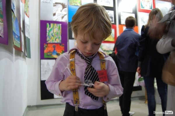 У луцькій мистецькій галереї – сотні дитячих малюнків. ФОТО 