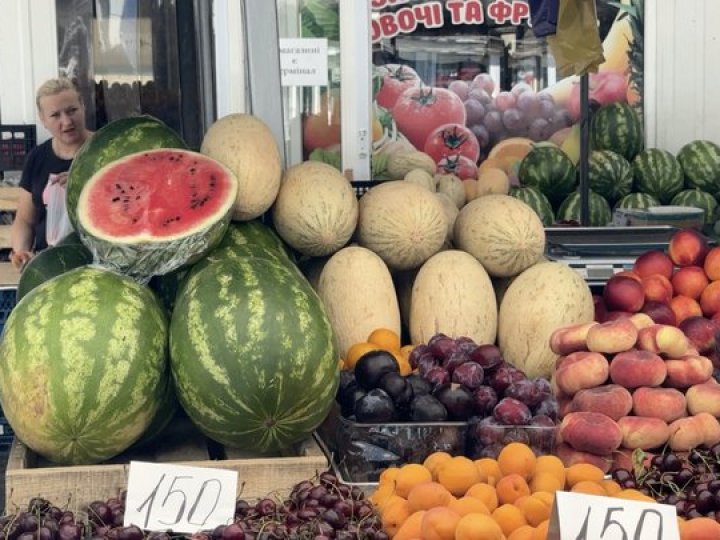 На луцьких ринках очікується здешевшання кавунів: яка зараз їх вартість