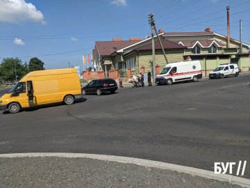 У місті на Волині не поділили дорогу бус та мотоцикліст. ФОТО
