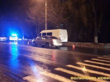 Аварія в Луцьку: на «зебрі» збили жінку з дитиною