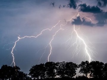 На Житомирщині блискавка влучила у чоловіка