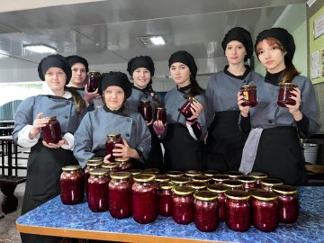 Майбутні кухарі з Волині приготували для військових борщові заправки