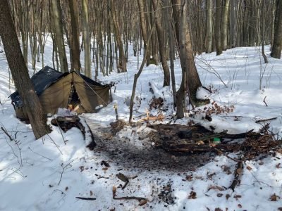На Львівщині  в лісі у наметі живе німий чоловік