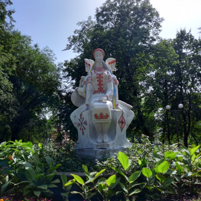 У Ковелі патріотично розфарбували пам’ятник, що раніше називався «Три сестри – Україна-Росія-Білорусь». ФОТО