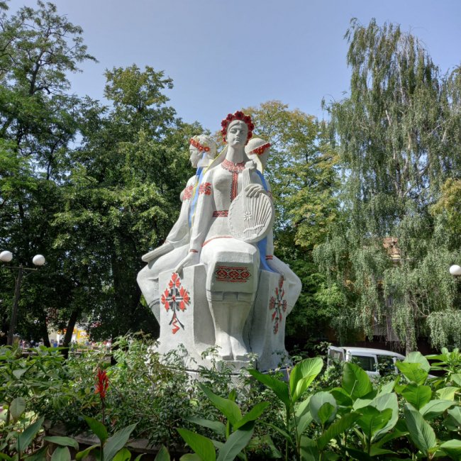 У Ковелі патріотично розфарбували пам’ятник, що раніше називався «Три сестри – Україна-Росія-Білорусь». ФОТО