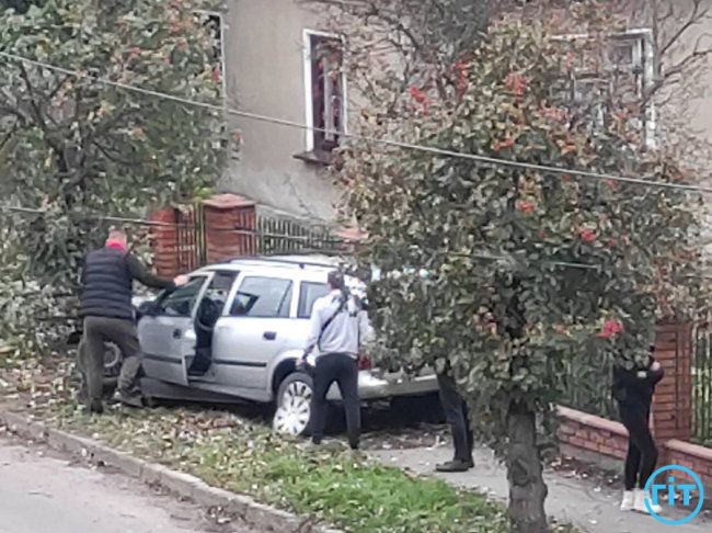 Водій виїхав на тротуар і врізався в дерево: ДТП у Луцьку.ФОТО