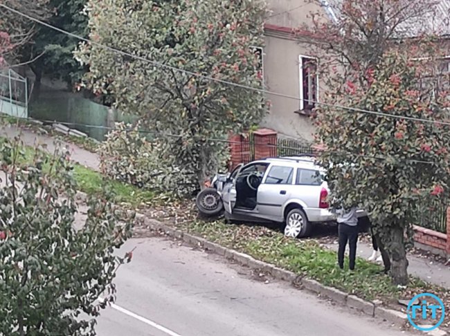 Водій виїхав на тротуар і врізався в дерево: ДТП у Луцьку.ФОТО