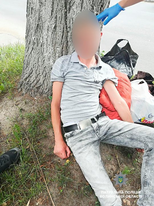 Напився так, що не міг ходити: у Луцьку патрульні допомогли п'яничці. ФОТО