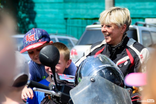 Леді на мотоциклах: у Луцьк приїхали байкерки з декількох країн. ФОТО