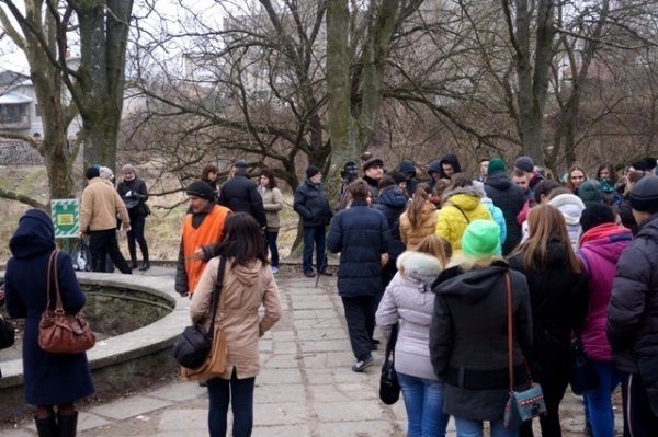 У Луцьку прибирають узбережжя Сапалаївки. ФОТО 