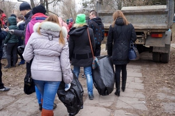У Луцьку прибирають узбережжя Сапалаївки. ФОТО 