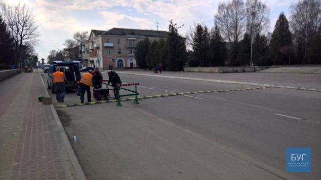 Під вікнами мерії в Нововолинську встановили «лежачого поліцейського»