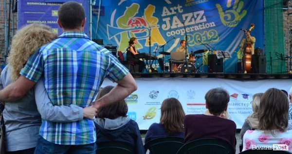 У Луцькому замку танцювали і співали кубинську сальсу. ФОТО  