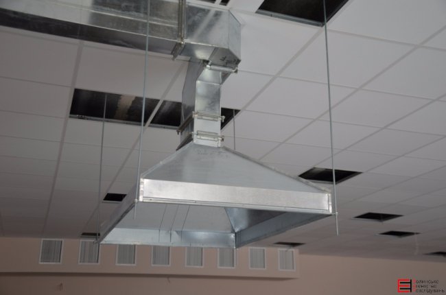 «Ні грошей, ні школи, ні дороги»: розповіли, чому 27 школа не готова до здачі