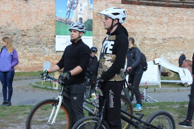 У Луцькому замку - Міжнародні змагання з велотріалу. ФОТО