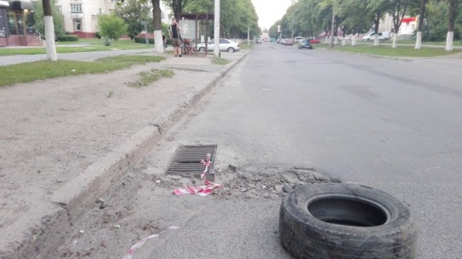 Під носом у луцьких комунальників - величезна яма на дорозі