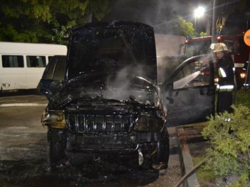 У Рівному на заправці горіло авто. ФОТО. ВІДЕО