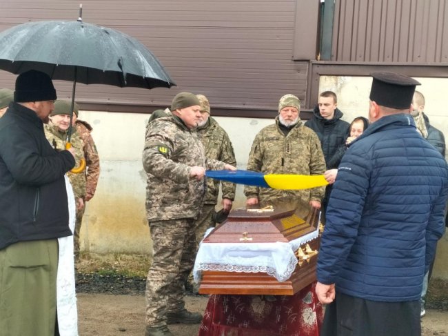 Волиняни навколішки прощалися із Героєм Валерієм Калішем