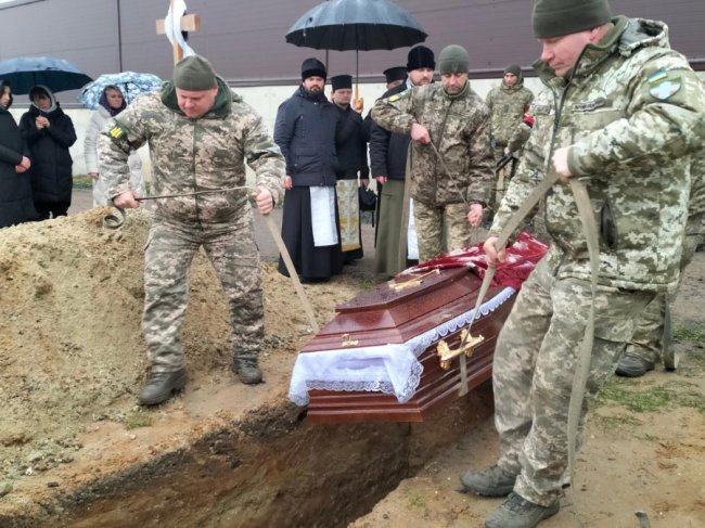 Волиняни навколішки прощалися із Героєм Валерієм Калішем