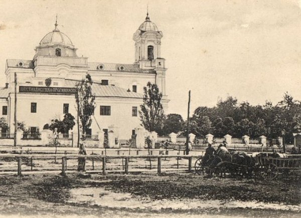 обор і гімназія на Парадному майдані. Поштова листівка Герша Лібермана 1903 року. Зображення з книги «Луцьк у старовинній листівці, гравюрі та фотографії» Віктора Літевчука