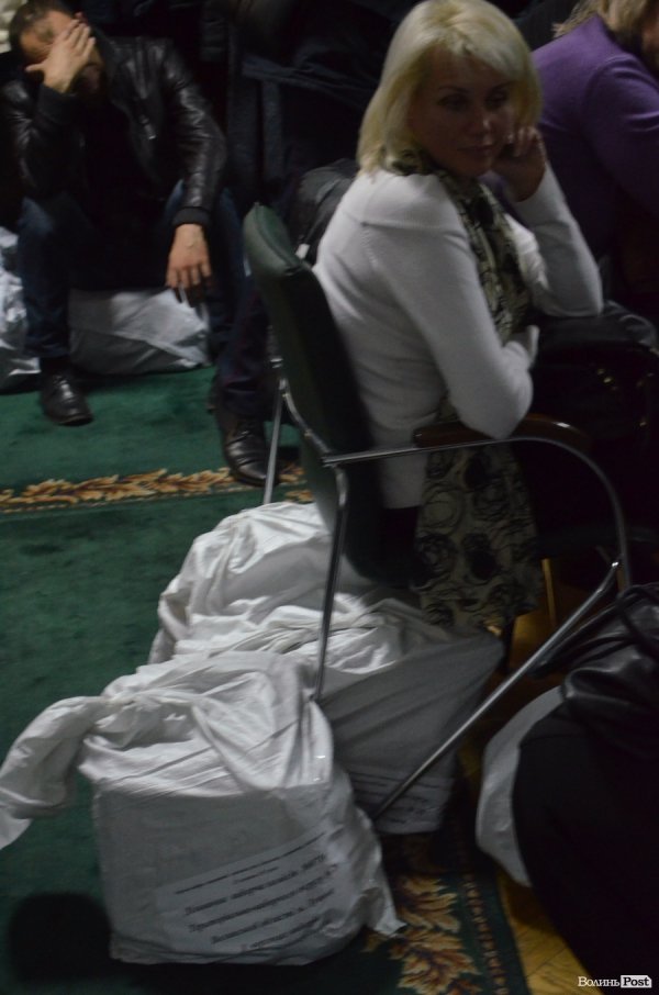 У Луцькій ТВК сплять на мішках з бюлетенями. ФОТО