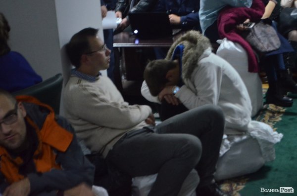 У Луцькій ТВК сплять на мішках з бюлетенями. ФОТО