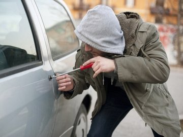 У селі на Волині з автомобіля вкрали акумулятор
