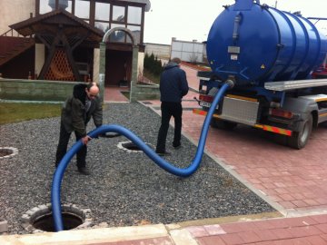 Чому викачку вигрібної ями варто довірити професіоналам?*