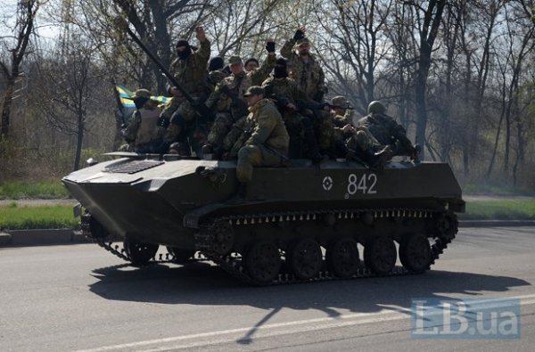 У Краматорськ увійшла колона бронетехніки з російськими прапорами. ФОТО. ВІДЕО