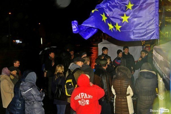 Вечірній Євромайдан у Луцьку. ФОТО