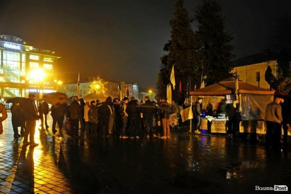 Вечірній Євромайдан у Луцьку. ФОТО