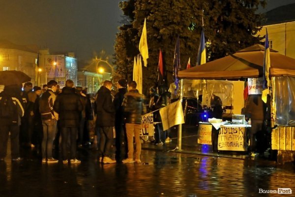 Вечірній Євромайдан у Луцьку. ФОТО