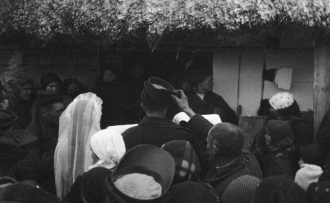 Весілля у «церковному селі» на Волині 80 років тому. РЕТРОФОТО