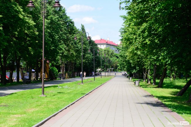 Літній день у центральному парку Луцька. ФОТОРЕПОРТАЖ
