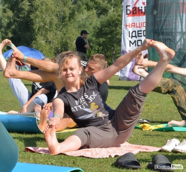 Ранок на «Бандерштаті» почався з йоги. ФОТО 
