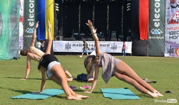 Ранок на «Бандерштаті» почався з йоги. ФОТО 