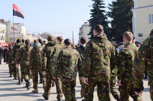 У Луцьку «Правий сектор» вшанував Шевченка ходою. ФОТО