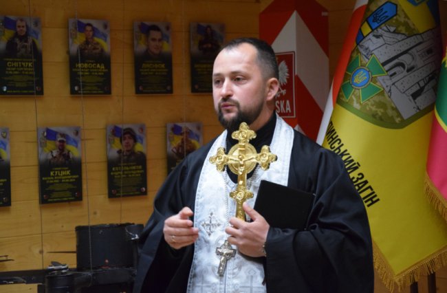 Батькам загиблого прикордонника з Волині вручили його погони «старшого сержанта». ФОТО