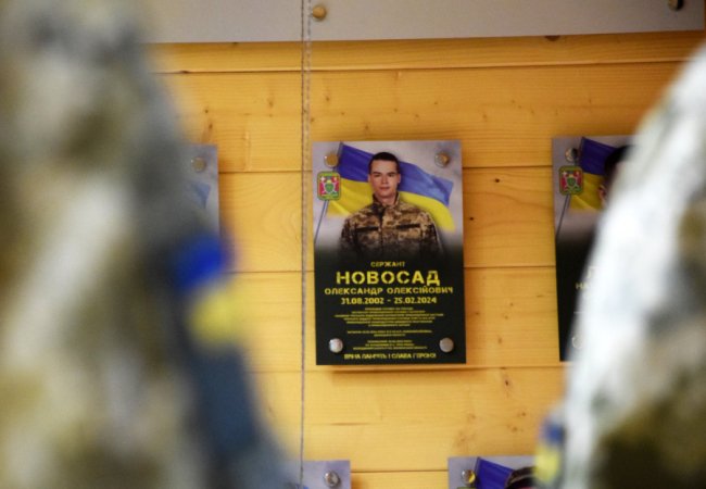 Батькам загиблого прикордонника з Волині вручили його погони «старшого сержанта». ФОТО